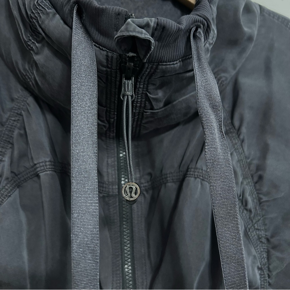 Lululemon Cool Down Reversible Jacket Ruched Gray… - image 4